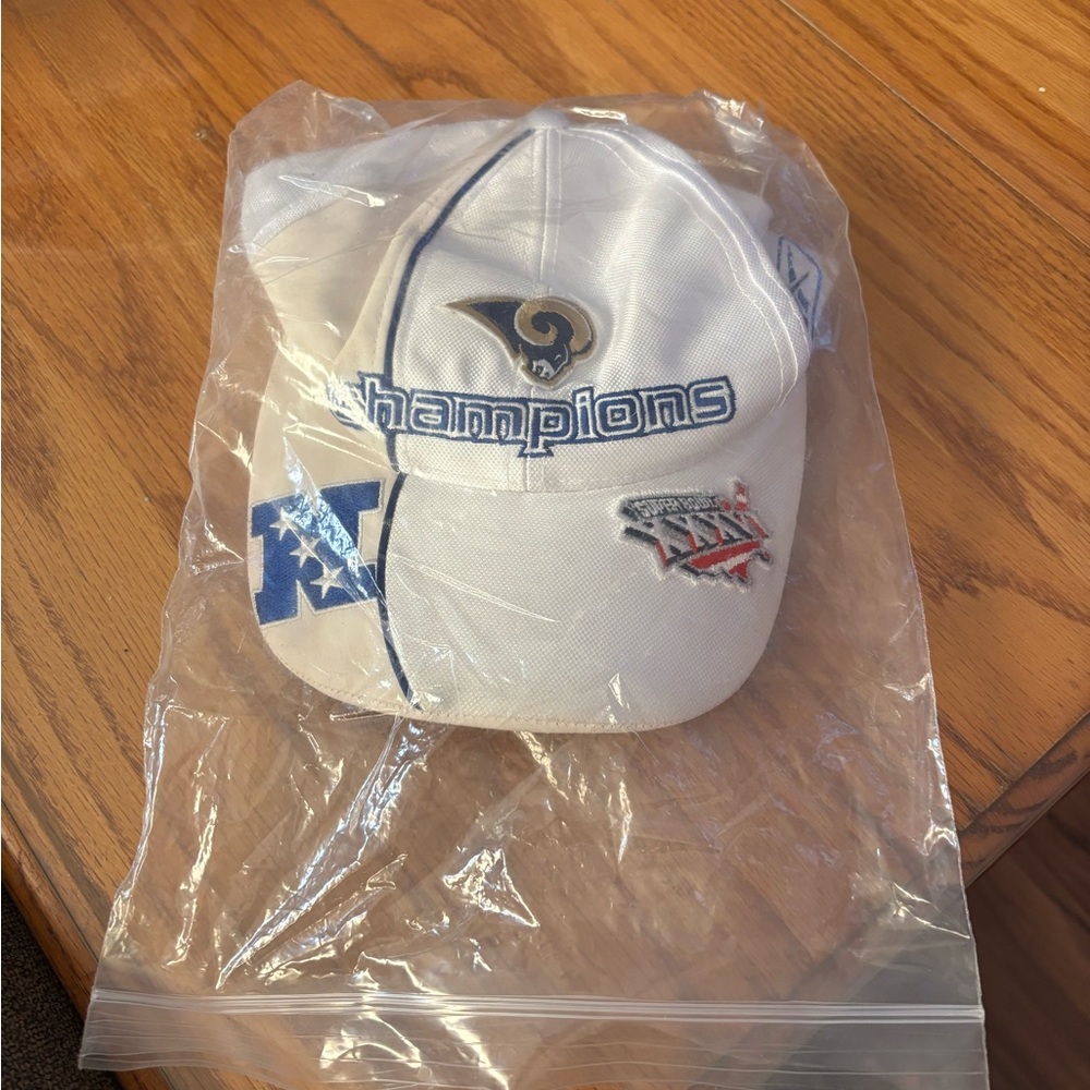White NFL St Louis Rams Champions Cap 2001
Suoerbowl XXXVI